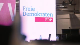 Das FDP-Logo mit dem Schriftzug auf einem Bundesparteitag in Berlin. (Archivbild)