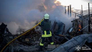 Auf diesem vom ukrainischen Notdienst zur VerfÃ¼gung gestellten Foto lÃ¶schen Feuerwehrleute am 17. November das Feuer nach einem russischen Raketenangriff in der Region Odessa. 