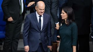 Bundeskanzler Olaf Scholz (SPD, l), und Annalena Baerbock (BÃ¼ndnis 90/Die GrÃ¼nen), AuÃenministerin, sprechen vor der Vereidigung des neuen Finanzministers Kukies im Bundestag miteinander.