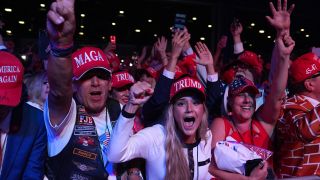 Trump-UnterstÃ¼tzer jubeln angesichts der Ergebnisse bei einer Wahlkampfparty im Palm Beach Convention Center.