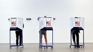 WÃ¤hlerinnen und WÃ¤hler in den USA an Wahlurnen