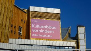 An der Berliner Philharmonie befindet sich ein Transparent mit dem Schriftzug 