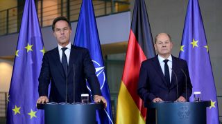 Nato-SekretÃ¤r Mark Rutte und Bundeskanzler Olaf Scholz sprechen bei einer Pressekonferenz.