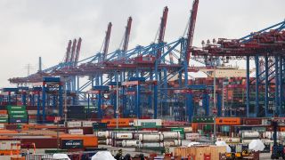 Container und StÃ¼ckgut lagern auf dem Containerterminal Burchardkai (CTB) der Hamburger Hafen und Logistik AG HHLA