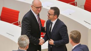 Dietmar Woidke und Jan Redmann geben sich im Brandenburger Landtag die Hand.