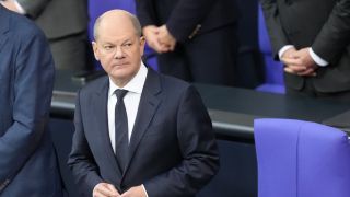 Bundeskanzler Olaf Scholz (SPD) nimmt an einer Befragung der Bundesregierung im Plenarsaal im Bundestag teil.