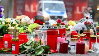 PlÃ¼schtiere, Kerzen und Blumen finden sich am zentralen Gedenkort fÃ¼r die Opfer des Anschlags vor der Johanniskirche in Magdeburg.