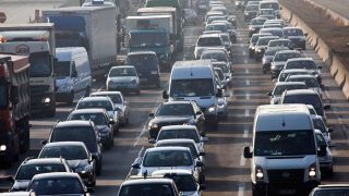 Auf der A5 bei Frankfurt stauen sich Autos.