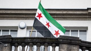 Die Flagge der syrischen Revolution weht auf dem Balkon der syrischen Botschaft. (Bild: picture alliance/dpa/Fabian Sommer)