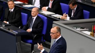 Friedrich Merz, Olaf Scholz und Robert Habeck wÃ¤hrend einer Sitzung des Deutschen Bundestags.