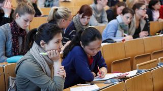 Studierende sitzen in einer Vorlesung in einem HÃ¶rsaal der FU Berlin.