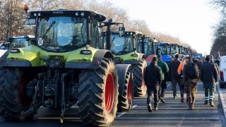 Archivbild: Bauern und Transportunternehmer demonstrieren in Berlin mit Traktoren und LKWs gegen geplante SubventionskÃ¼rzungen beim Agrardiesel (Bild: picture alliance / PIC ONE | Ben Kriemann)