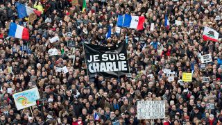 Tausende von Menschen demonstrieren nach den islamistischen AnschlÃ¤gen von Paris im Januar 2015 auf der Place de la RÃ©publique. (Archivbild)