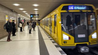 U-Bahn der Linie 6 fÃ¤hrt im Bahnhof Unter den Linden ein (Bild: picture alliance / galoppfoto / Sabine Brose)