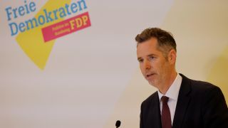 Der Fraktionsvorsitzender der FDP, Christian DÃ¼rr, spricht bei einer Pressekonferenz im Reichstag.