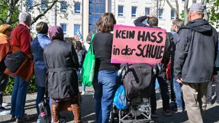 Ein Schild mit der Aufschrift Â«Kein Hass in der SchuleÂ» ist bei der Demonstration Â«Vielfalt statt Einfalt - Schule ohne DiskriminierungÂ» vor dem Schulamt in Cottbus zu lesen. 