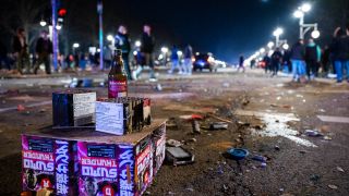 Abgebranntes Feuerwerk liegt auf der StraÃe des 17. Juni in der NÃ¤he vom Brandenburger Tor (Archivbild)