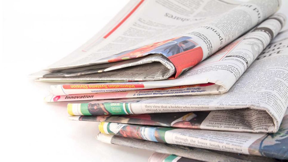Ein Stapel Tageszeitungen liegt auf einem Tisch. (Bild: Colourbox)