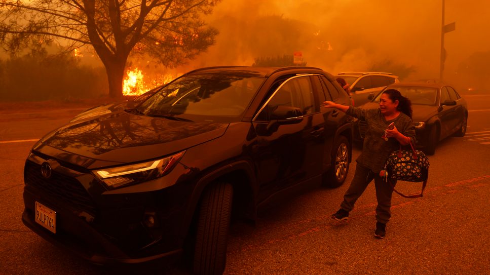 Menschen fliehen vor den Waldbrände um Los Angeles © picture alliance/ AP/ Etienne Laurent