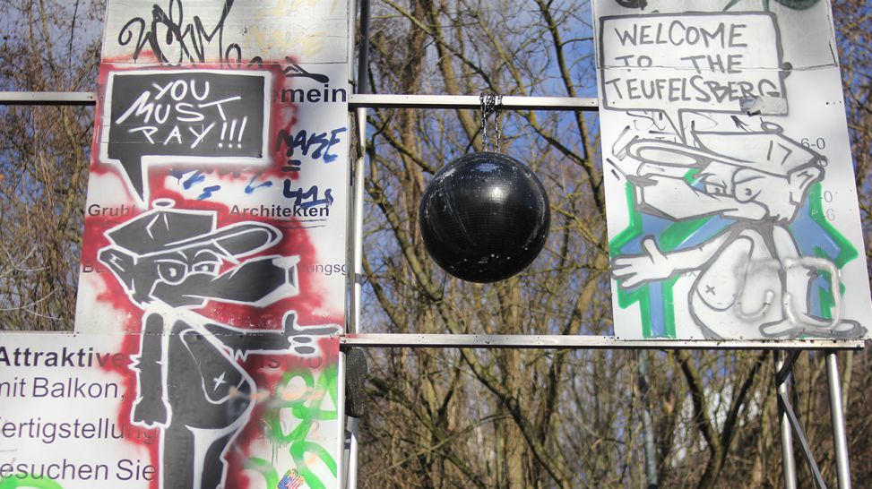 Mit Bildern Vom Berliner Teufelsberg Tobo Sprayer Und Streetart Kunstler Rbbkultur