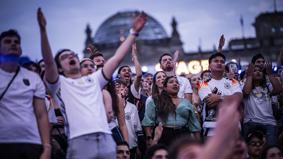 Deutschland-Fans auf der Fanzone vor dem Reichstagsgebäude in Berlin © IMAGO/photothek