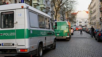 Polizeifahrzeuge stehen in Berlin im Bezirk Wedding in der Nähe von einem Tatort: Bei einem Angriff auf offener Straße kam am 26.12.2015 ein 31-Jähriger ums Leben (Quelle: dpa).