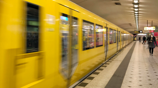 U-Bahn der Linie 9 im Bahnhof Zoologischer Garten