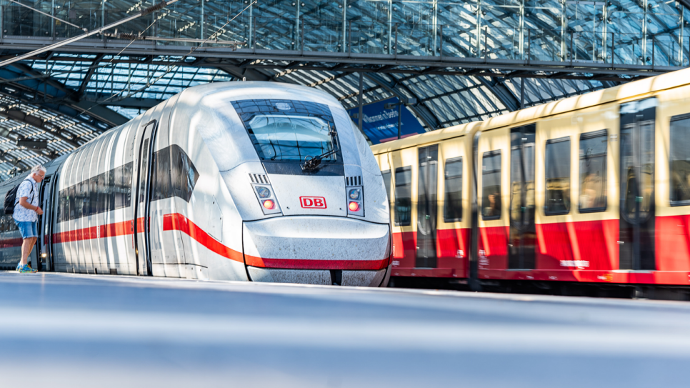 Ein ICE hält im Berliner Hauptbahnhof neben einer S-Bahn