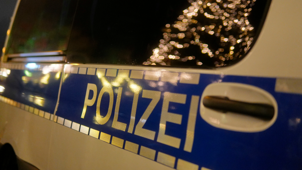 Tanne mit Beleuchtung spiegelt sich in Polizeiauto