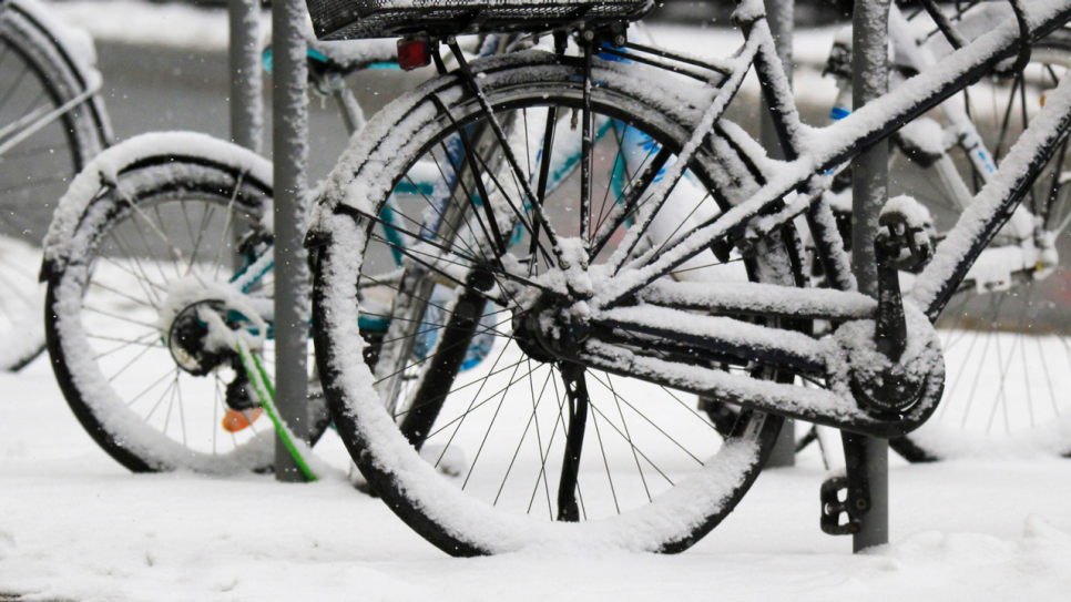 Verschneites Rad am Fahrrad