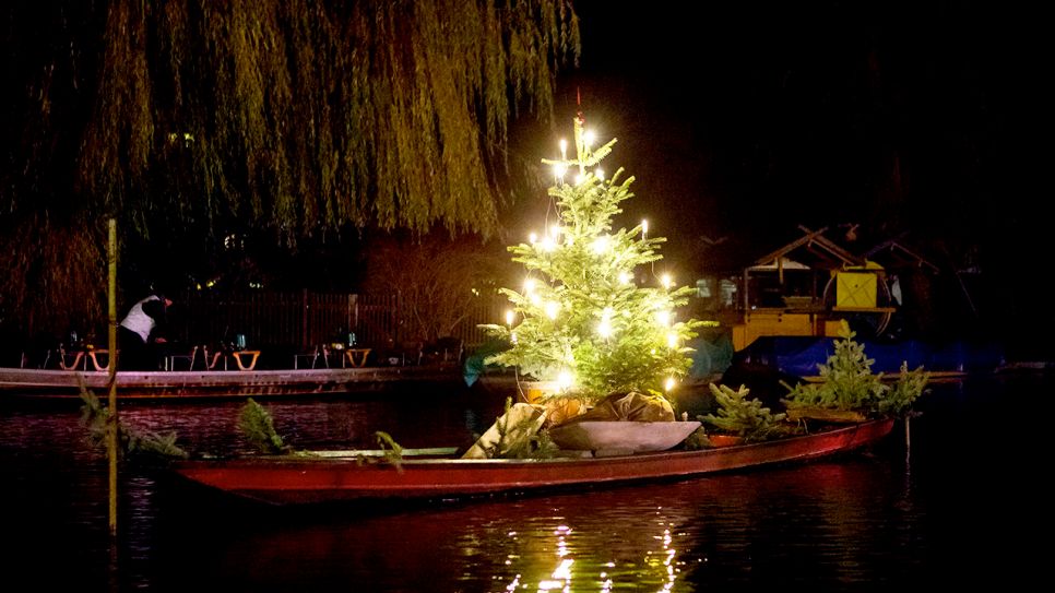 Spreewaldkahn mit Weihnachtsbaum in Lübbenau, Bild: picture alliance/Andreas Franke