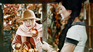 Die verkleidete böse Stiefmutter (Marianne Christine Schilling) bietet Schneewittchen (Doris Weikow) einen vergifteten Apfel an (Bild: MDR/WDR)