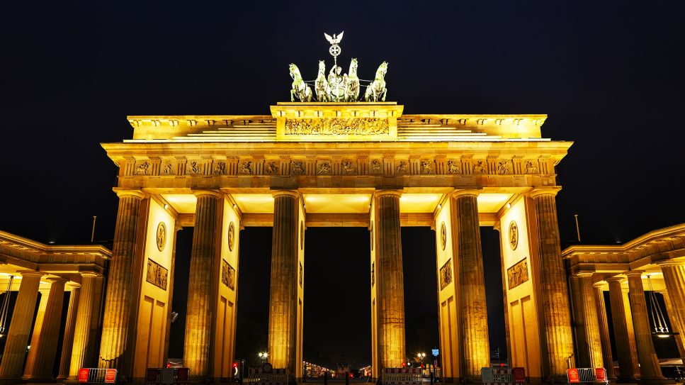 Beleuchtetes Brandenburger Tor schimmert golden bei Nacht (Bild: Colourbox)