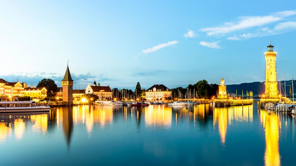 Lindau am Bodensee, Leuchturm, Hafen und Altstadt beleuchtet (Bild: Colourbox)