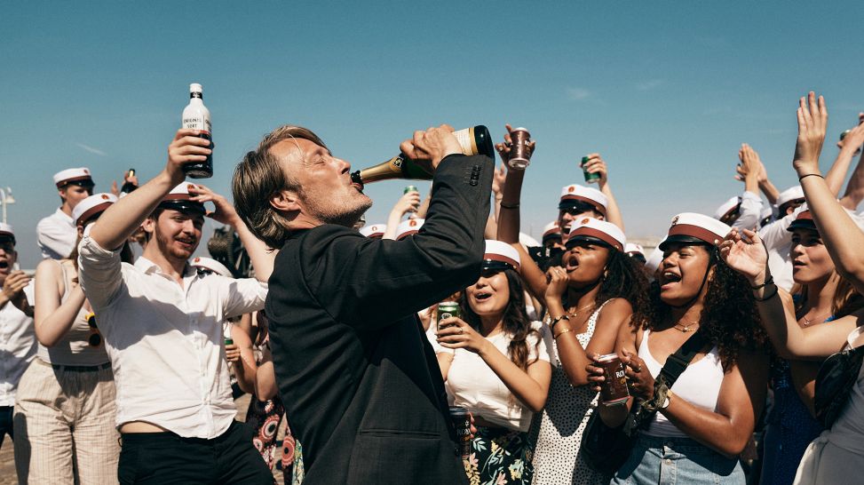 Martin (Mads Mikkelsen) trinkt aus einer Champagner-Flasche; Szene aus dem Film "Der Rausch" ; Quelle: rbb/Degeto/Weltkino Filmverleih/Henrik Ohsten