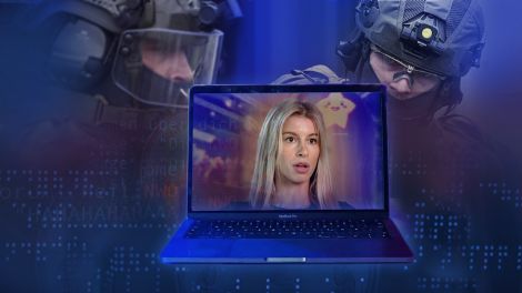 Montage: Laptopmonitor mit junger Frau im Hintergrund zwei Polizisten in Spezialuniform mit Helm (Quelle: rbb/picture alliance/Panama Pictures|Dwi Anoraganingrum)