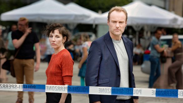 Nina Rubin (Meret Becker) und Robert Karow (Mark Waschke) am Tatort (Quelle: rbb/die film gmbh/Volker Roloff)