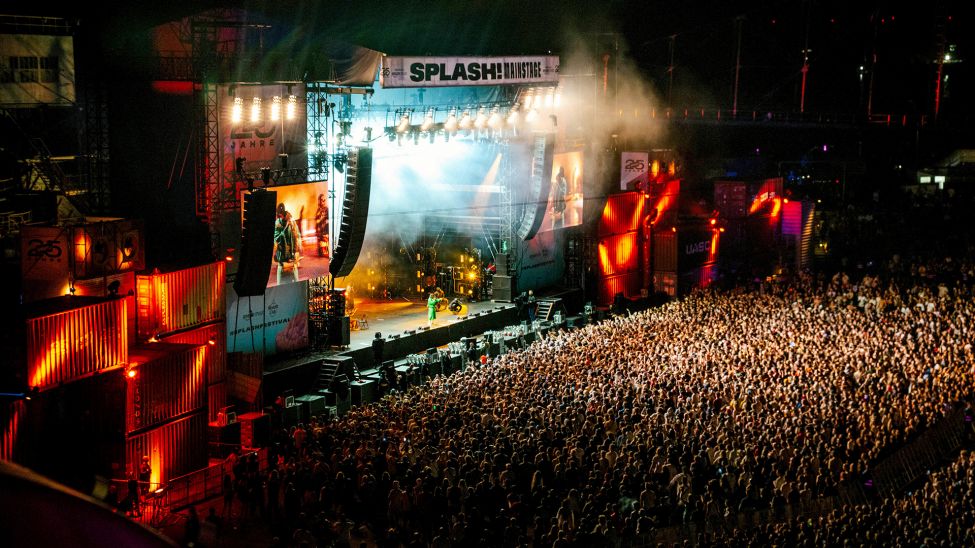 Bühne und Zuschauermassen beim splash! Festival 2023 (Bild: MDR/Red Tower Films)