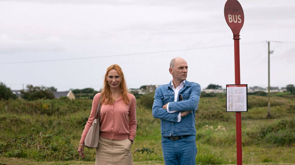 Connie (Andrea Sawatzki) und Max (Götz Schubert) sthen an einer einsamen Bushaltestelle in Irland; Szene aus dem Film "Sprachlos in Irland"; Quelle: ARD Degeto/Martin Maguire