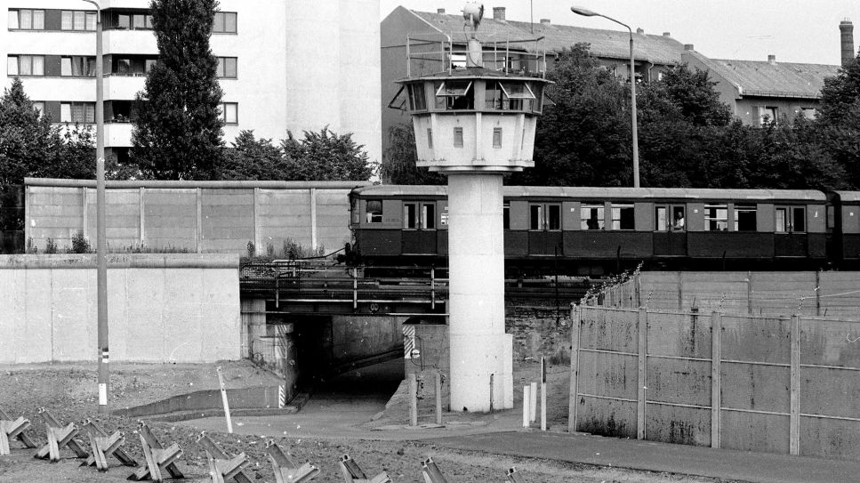 Grenzstreifen Ost- zu Wetberlin mit Wachturm und S-Bahn im Hintergrund, 1983 (Bild: picture alliance / SZ Photo | Paul Glaser)