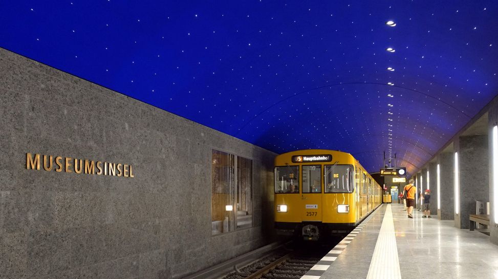 U-Bahn der Linie 5 fährt in den Bahnhof Museumsinsel ein (Bild: picture alliance / Caro | Sorge)