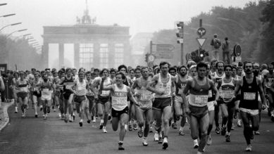 Läufer beim Berlin Marathon 1986 im Startbereich am Brandenburger Tor (Bild: picture alliance / nordphoto | nph / Schulz)