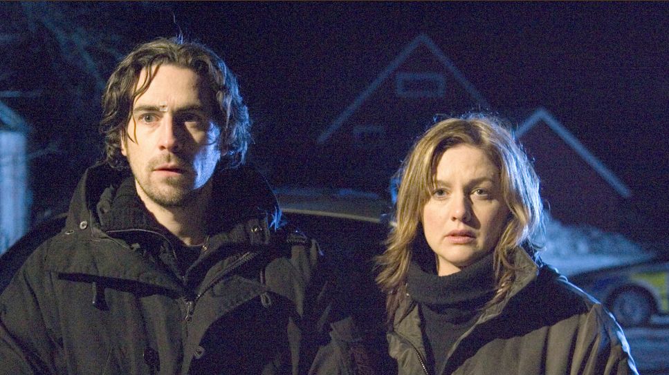 Linda Wallander (Johanna Sällström) und ihr Kollege Stefan Lindman (Ola Rapace) im Film "Mankells Wallander - Heimliche Liebschaften"; Quelle: ARD Degeto/ Lars Høgsted