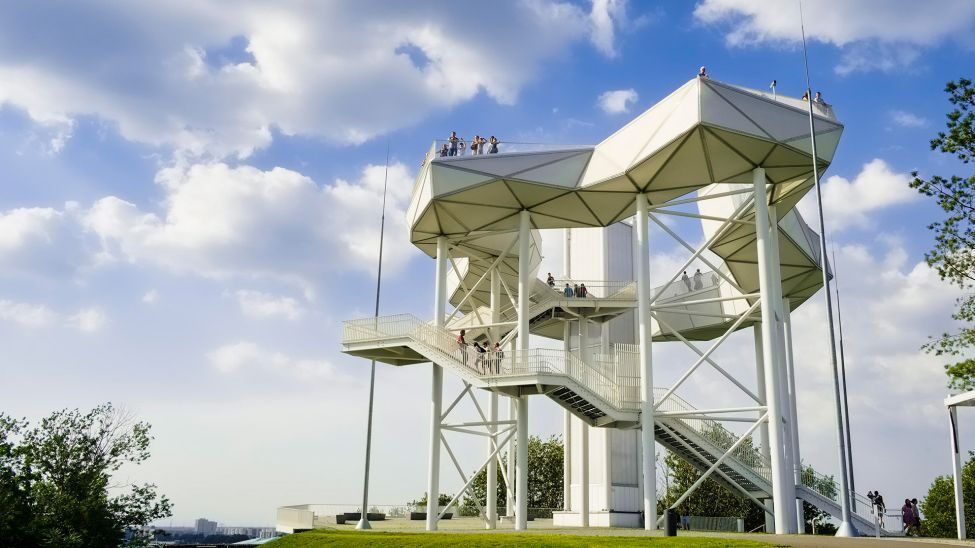 Aussichtsplattform Wolkenhain auf dem Kienberg in Berlin, Foto: IMAGO / imagebroker