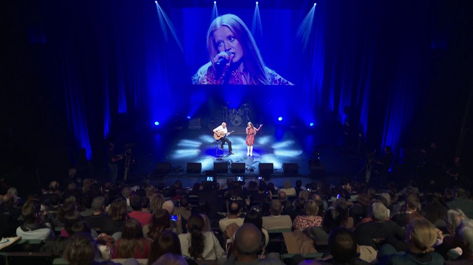 Lena Hauptmann und Dan Baron auf der Bühne (Bild rbb Studio Cottbus/Clemens Schiesko)