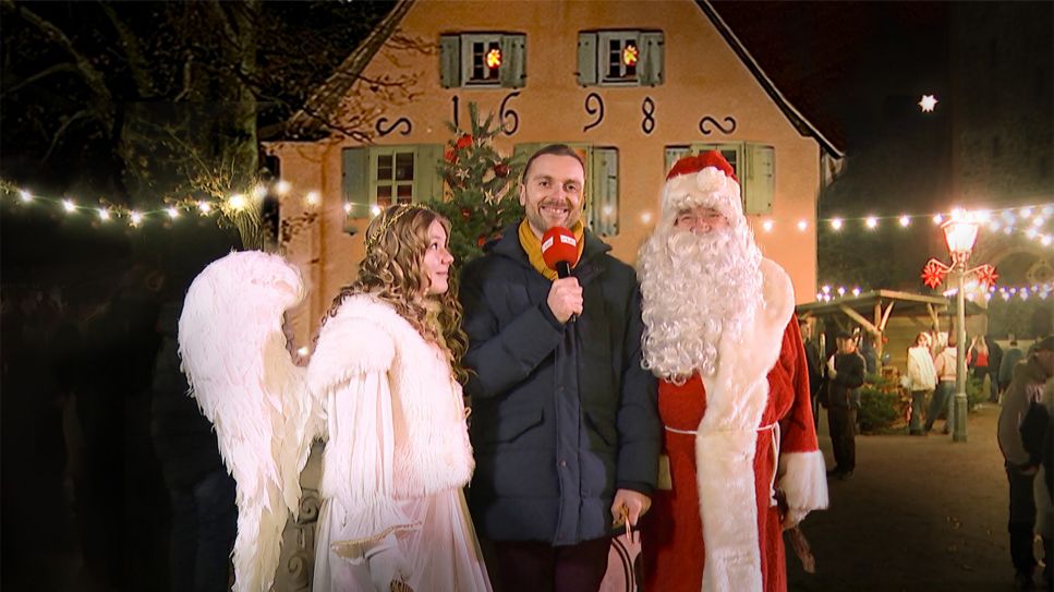 Andreas Jacob mit Weihnachtsmann und Engel auf dem Weihnachtsmarkt auf Schloss Liebenberg (Bild: rbb)