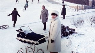 Frau mit Kionderwagen, Kinder mit Schlitten und Fußgänger im Schnee am 20.12.1972 in Ostberlin (Bild: IMAGO / Gerhard Leber)