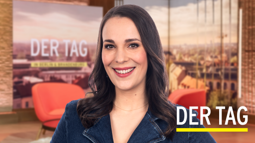 Alina Stiegler vor dem Logo von DER TAG (Quelle: rbb/Oliver Ziebe)