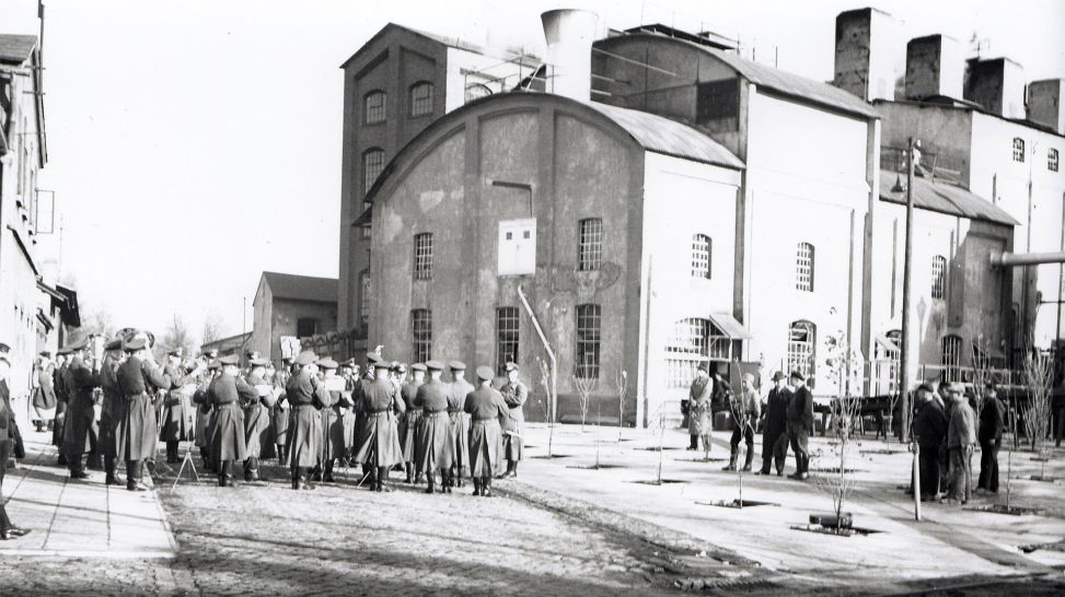 Brikettfabrik Louise: Öl-Kannen, 1882 in Betrieb gegangen, …