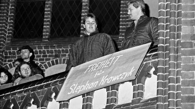 Januar 1988, Fürbittgottesdienst in Berlin Lichtenberg. Vor der Kirche werden Transparente für die Freilassung Stephan Krawczyks gezeigt. Bild: imago images / epd